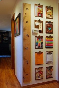 23 ideias para expor e guardar os desenhos dos seus filhos organizando desenhos e brinquedos