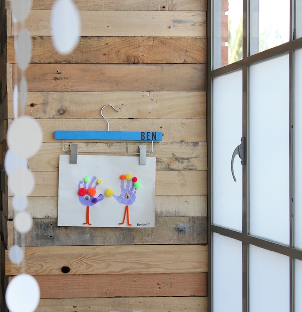 23 ideias para expor e guardar os desenhos dos seus filhos organizando desenhos e brinquedos