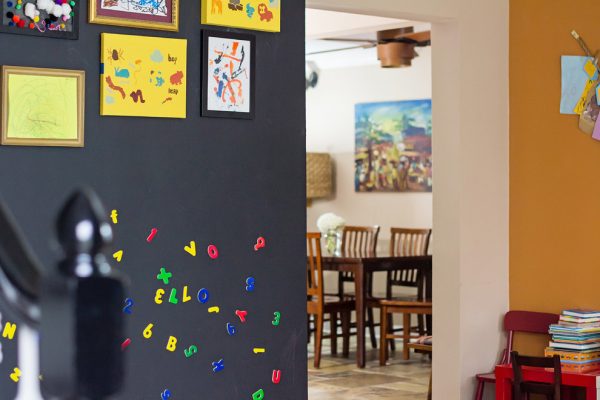 23 ideias para expor e guardar os desenhos dos seus filhos organizando desenhos e brinquedos
