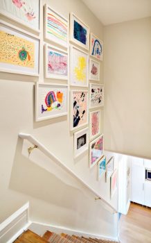 23 ideias para expor e guardar os desenhos dos seus filhos organizando desenhos e brinquedos