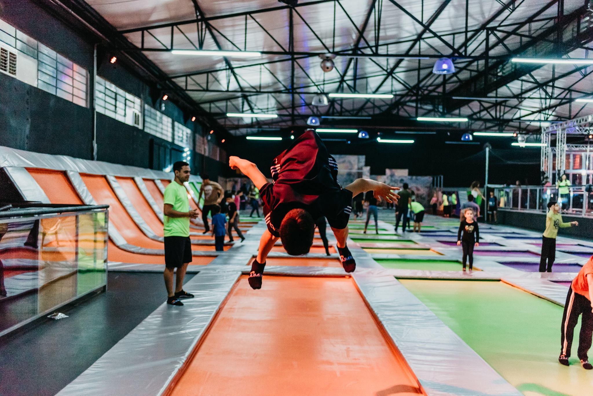 Com play jump para bebês, trampolins gigantes e picadeiro, JUMPARK em