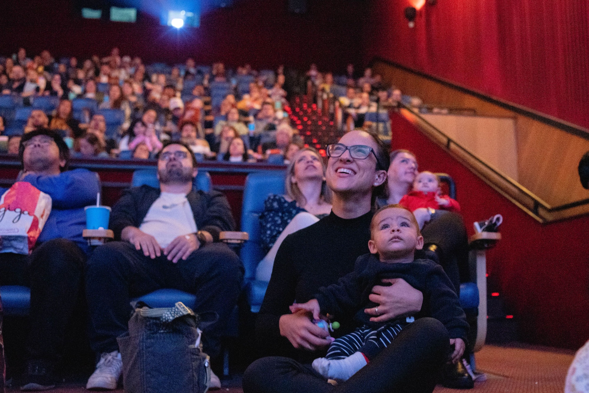 Mãe e bebê assistindo filme no Cinematerna