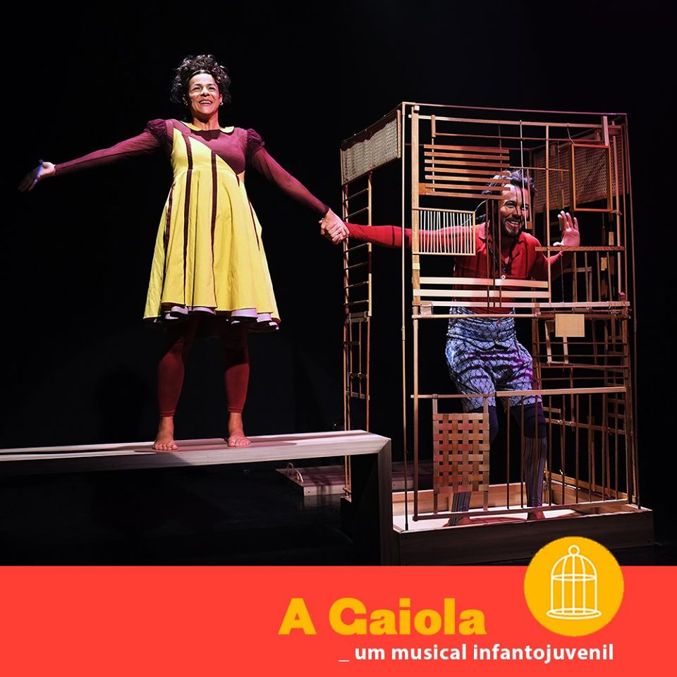 Em Certo Teatro Há Uma Fila Com Seis Poltronas