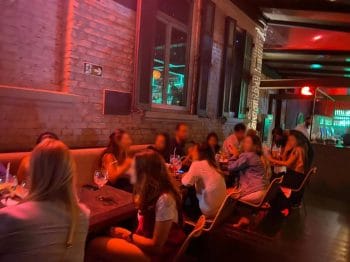 Clientes reunidos no Bar Trabuca, nos Jardins, no sábado (13/2/21)