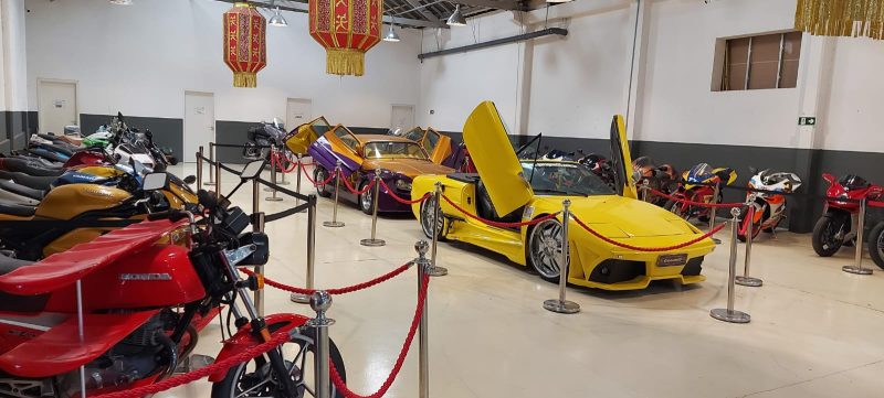 Carros e motos em exibição no Garagem 55