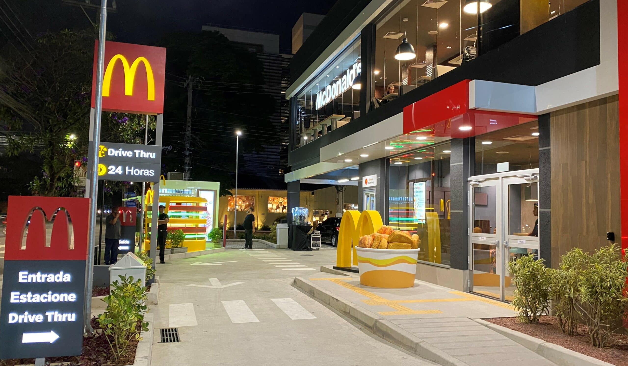 Novo McDonald’s Instagramável de SP tem Big Mac e Nuggets gigantes para ...