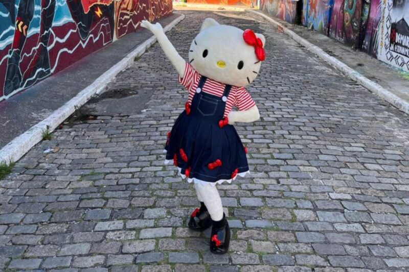 Encontro com a Hello Kitty no Pré-Carnaval no Beco do Batman em São Paulo