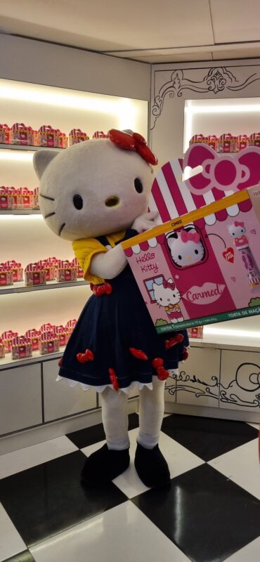 Hello Kitty e o novo Carmed torta de maçã