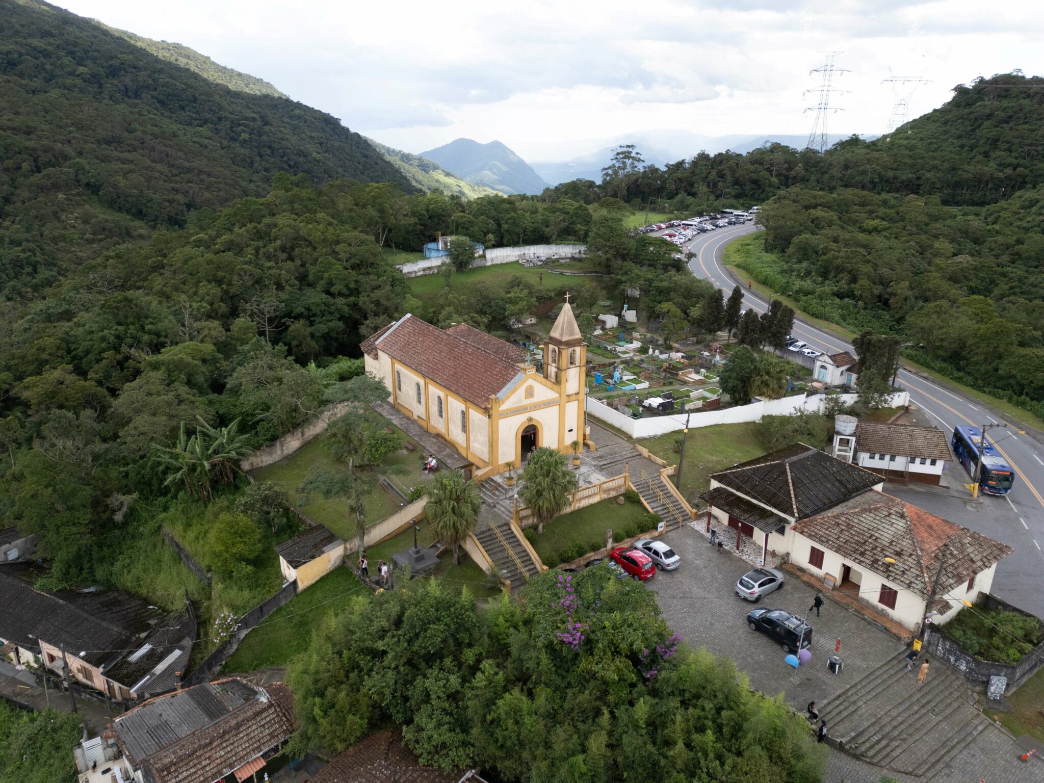 Tem coragem? Casarão centenário, luz baixa e lendas misteriosas marcam ...