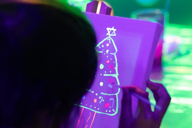 Pintando no escuro - Villa Glow