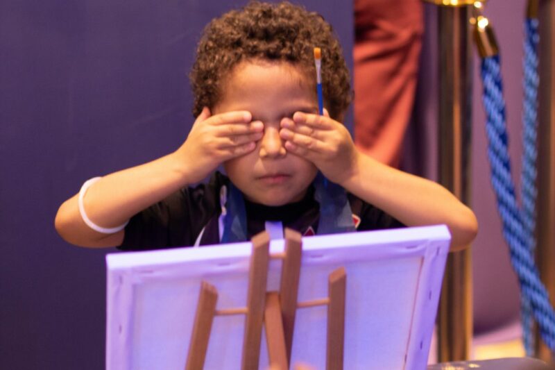 Pintando no escuro - Villa Glow