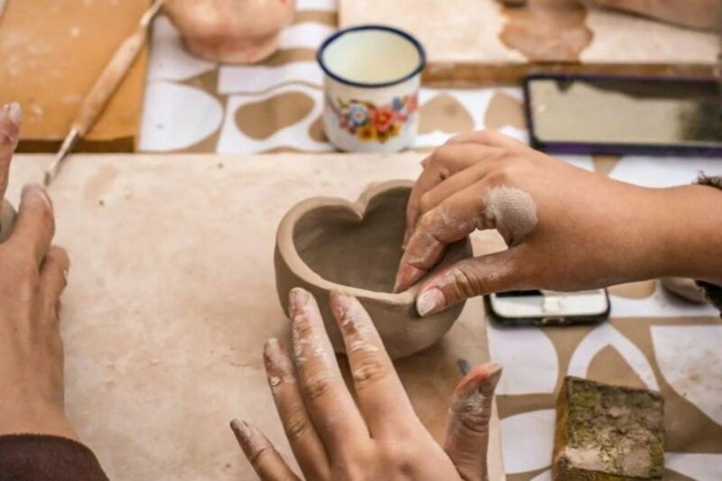 Ateliê aberto de modelagem com argila