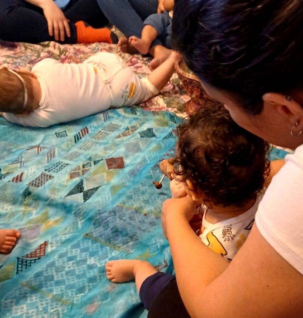 Imagens do Colo (en)cantado: vivência de musicalização para bebês com a educadora musical Flora Reyes.