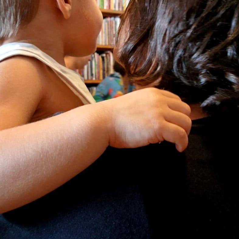 Imagens do Colo (en)cantado: vivência de musicalização para bebês com a educadora musical Flora Reyes.