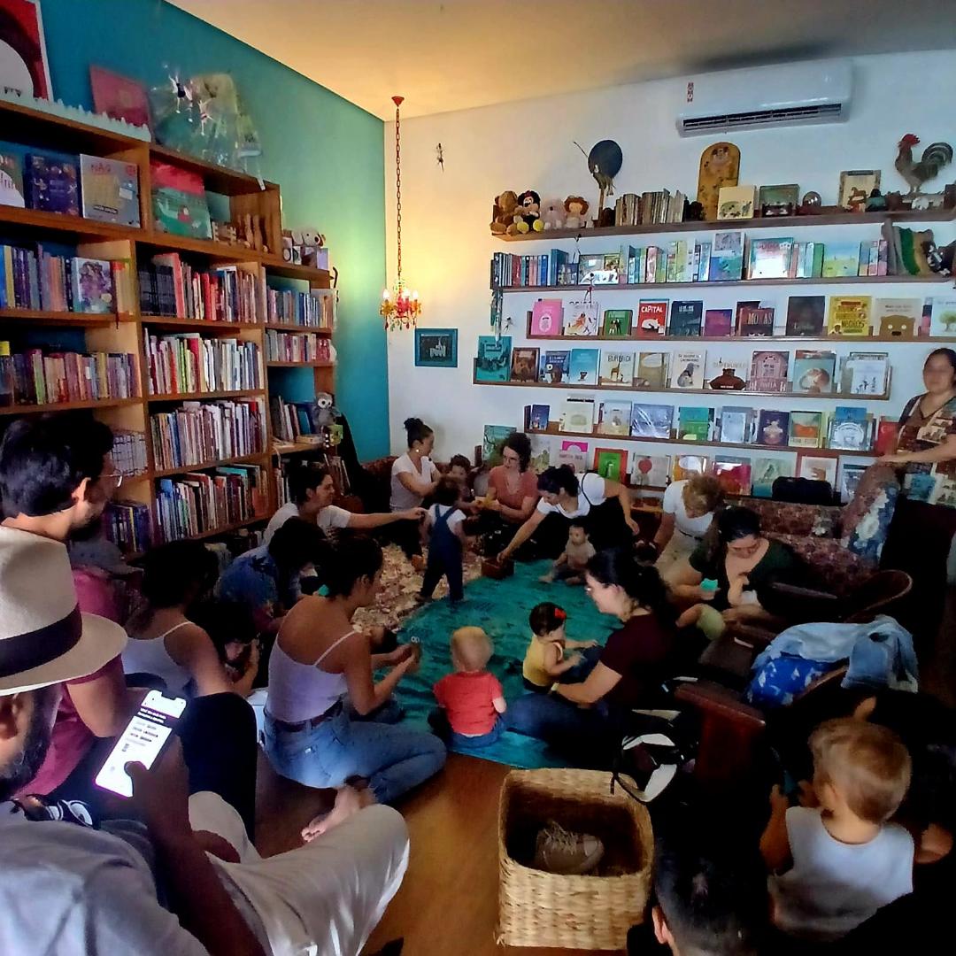 Imagens do Colo (en)cantado: vivência de musicalização para bebês com a educadora musical Flora Reyes.